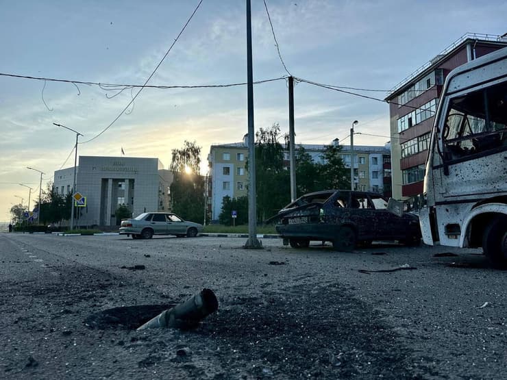 תוצאות הפגזה בעיירה שבקינו מחוז בלגורוד רוסיה ליד גבול אוקראינה