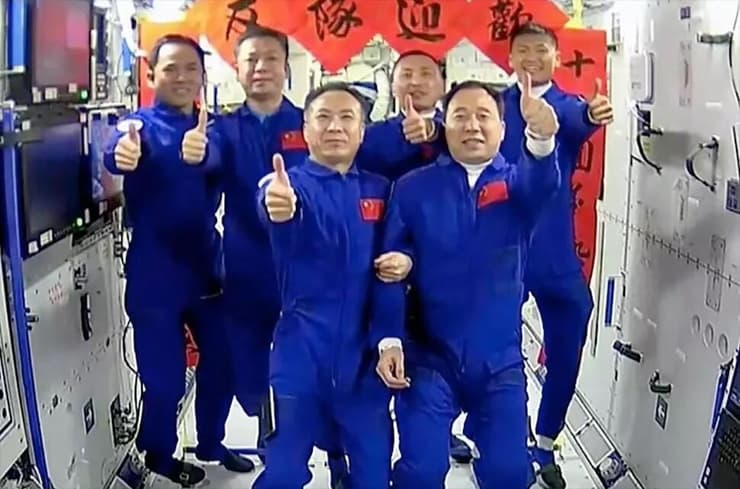 ששה מתוך 17. שני הצוותים של משימות שנז'ו 15 ו-16 בתחנת החלל הסינית השבוע