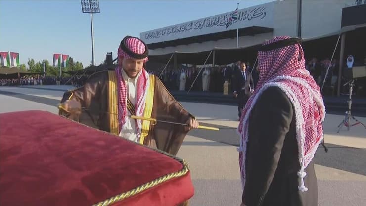 ירדן המלך עבדאללה מעניק חרף בת 100 שנה ל בנו ה נסיך יורש העצר חוסיין יום לפני חתונתו