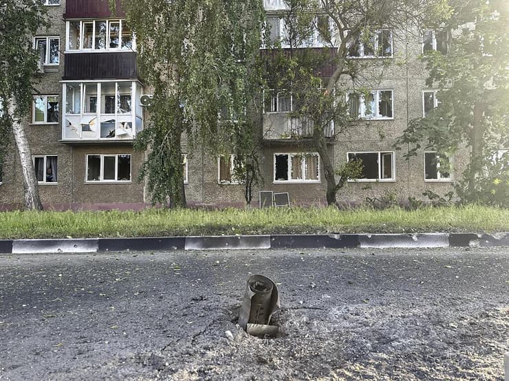 תוצאות הפגזה בעיירה שבקינו מחוז בלגורוד רוסיה ליד גבול אוקראינה