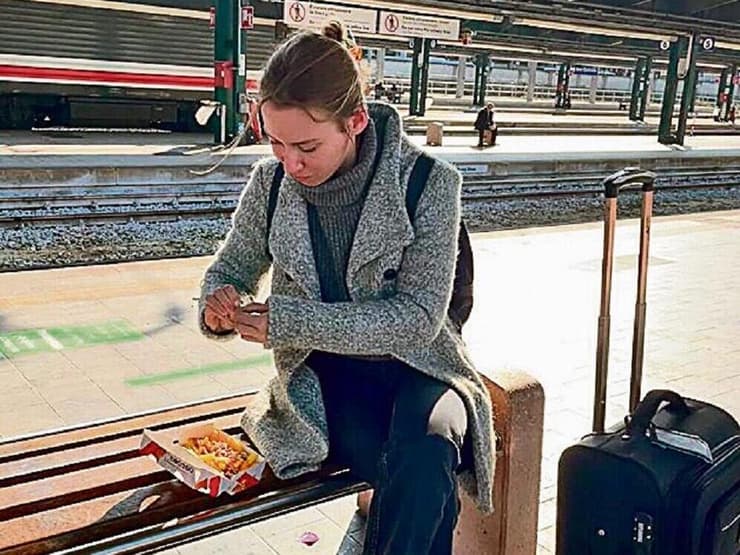תמרה קלוס מחכה לרכבת באיטליה