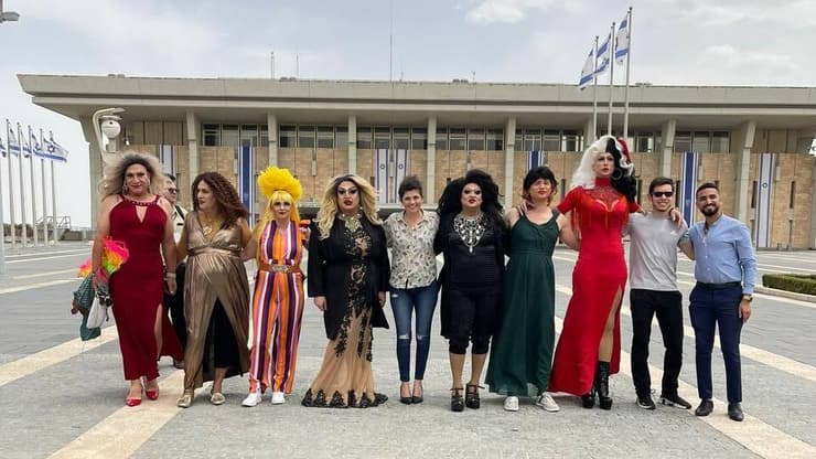 קבוצת מלכות דראג הגיעו למשכן הכנסת לכבוד מצעד הגאווה בירושלים חודש הגאווה