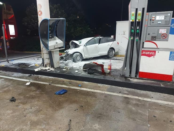 רכב התנגש בעמדת תידלוק בתחנת דלק בביר אל מכסור