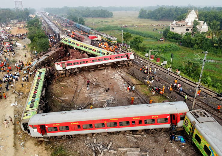 זירת ההתנגשות בין רכבות הנוסעים בהודו