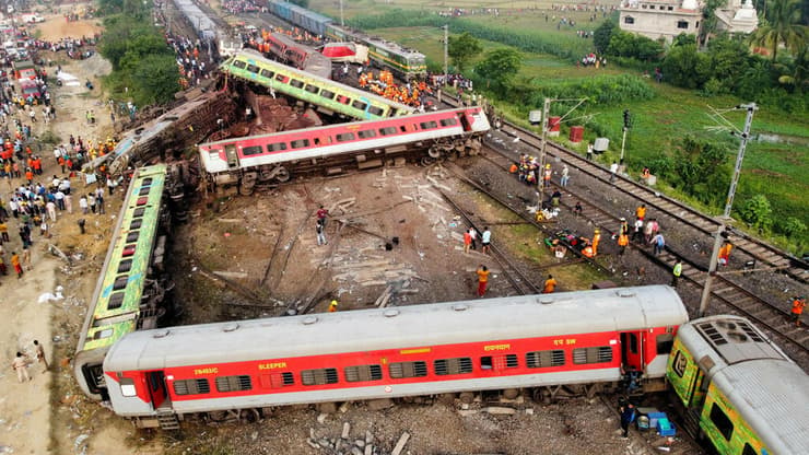 זירת ההתנגשות בין רכבות הנוסעים בהודו