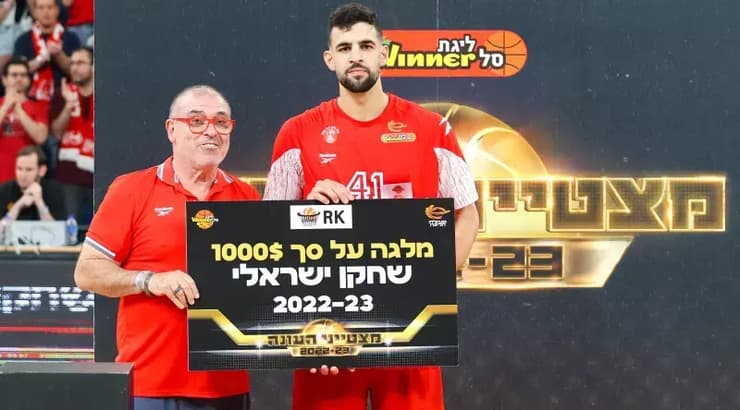 תומר גינת מקבל את פרס השחקן הישראלי של העונה