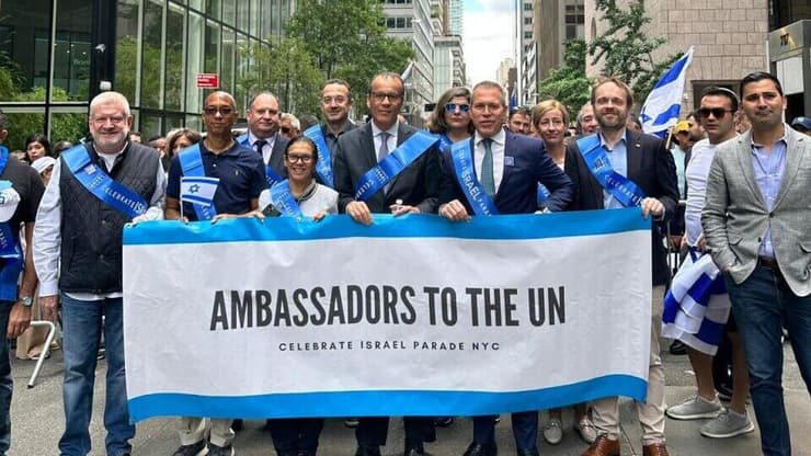 שגריר ישראל באו"ם גלעד ארדן משתתף במצעד ביחד עם משלחת של שגרירי או״ם ודיפלומטים בכירים