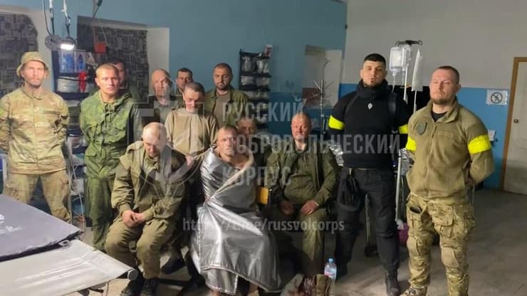מורדים רוסים נגד רוסיה שמשתפים פעולה עם אוקראינה בסרטון שבו לטענתם הם עומדים לצד חיילים רוסים שנשבו במהלך קרבות במחוז בלגורוד הרוסי