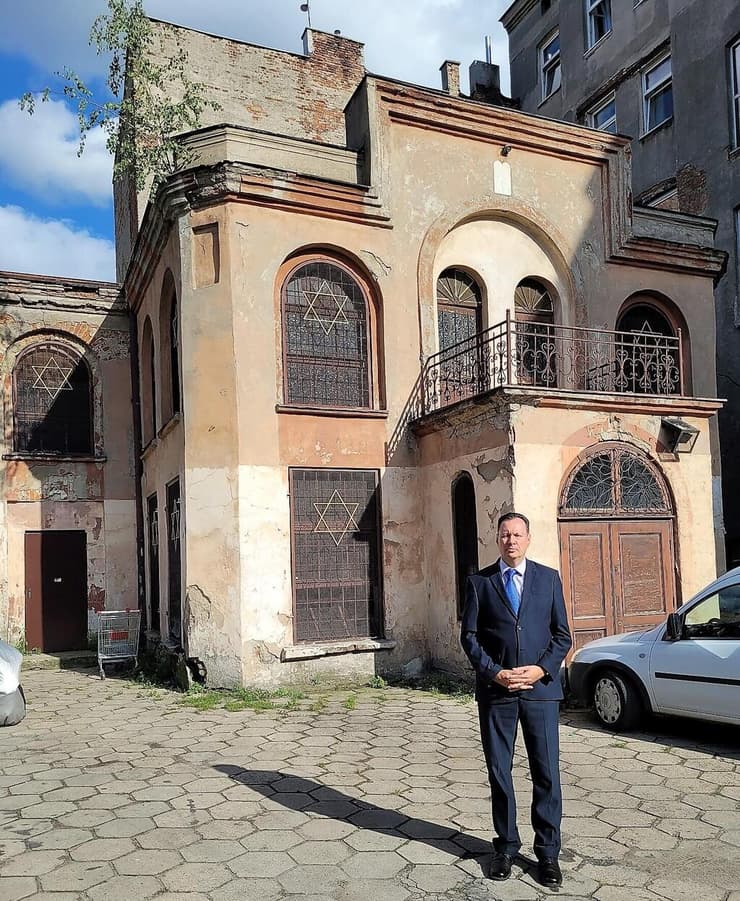 השגריר ליבנה ליד מבנה בית הכנסת