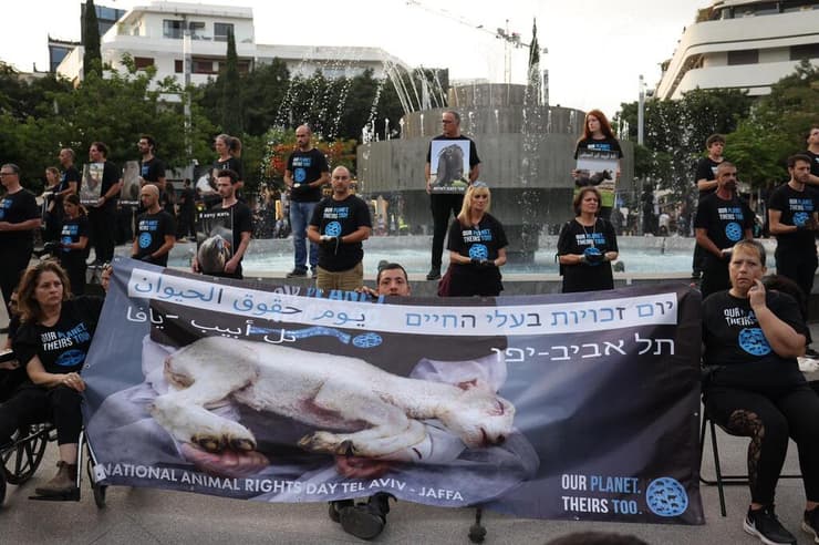 מחאה ליום זכויות בעלי חיים בכיכר דיזינגוף