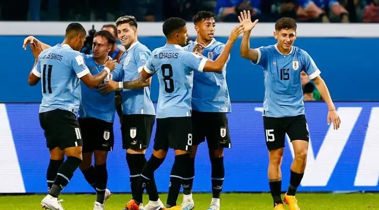 שחקני אורוגוואי חוגגים את שער היתרון