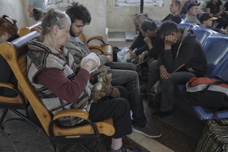 פינוי תושבים תחנת רכבת מחוז חרסון אחרי הפיצוץ ב סכר נובה קחובקה אוקראינה