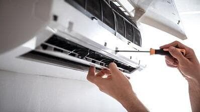 תיקון דליפת גז עולה כיום 1,000-800 שקל, לעומת 600-400 שקל עד לאחרונה (מורן רגב) מזגן עם מברג