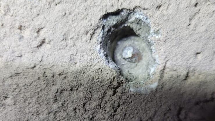 חור שנוצר מקליע שפגע בבית בקיבוץ מירב קליעים שנורו מצפון השמורון לעבר קיבוץ מירב