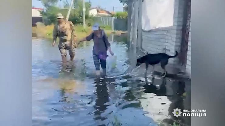 חילוץ מחוז חרסון אחרי הפיצוץ ב סכר נובה קחובקה אוקראינה