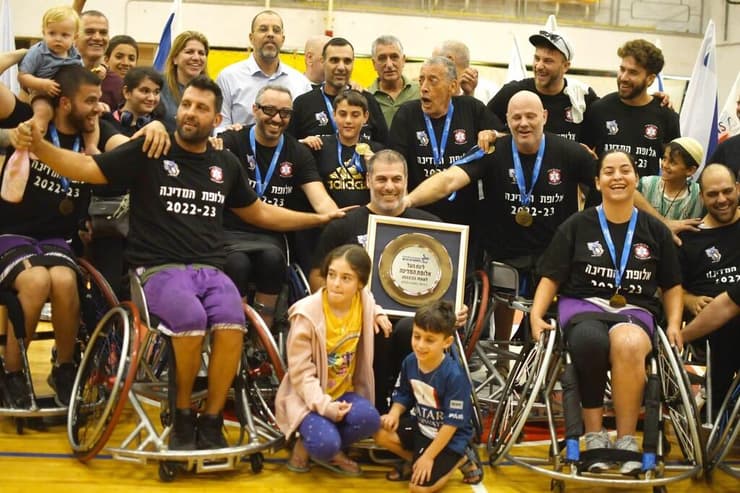 כרישי חדרה - בית הלוחם חיפה עם הצלחת (צילום: חגית אברהם) כרישי חדרה בת הלוחם חיפה אלופים