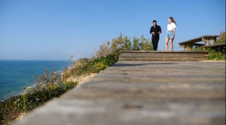 הדק המרחף ממוקם בגן הלאומי חוף השרון והוא מתאים לביקור גם בקיץ וגם בחורף.