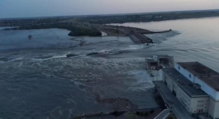 הצפות הצפה בעיירה נובה קחובקה באזור חרסון אוקראינה בעקבות פיצוץ סכר
