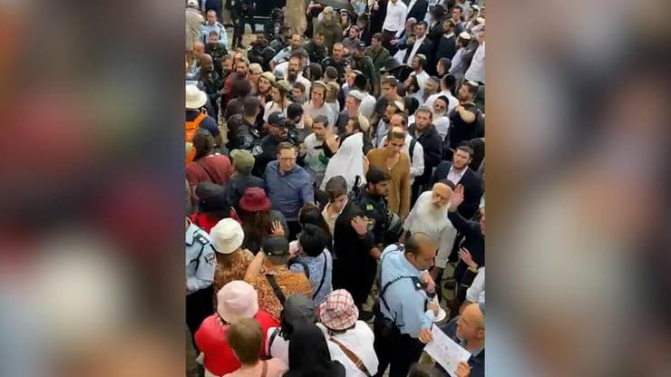 תיעוד של יריקה לעבר כנסייה והפגנות נגד תיירים נוצרים ברחבי ירושלים
