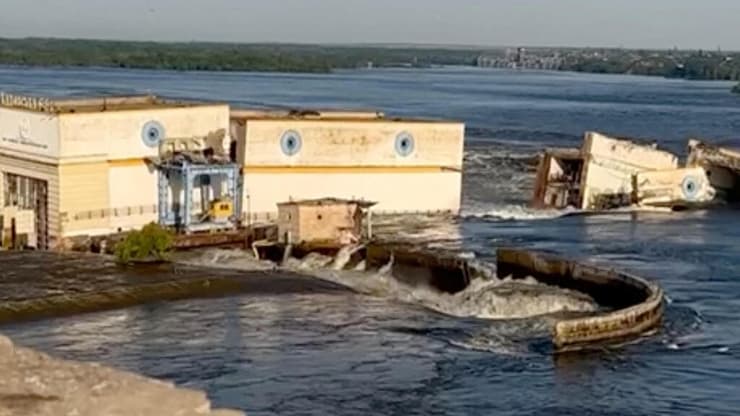 צילום: רויטרס הצפות הצפה בעיירה נובה קחובקה באזור חרסון אוקראינה בעקבות פיצוץ סכר