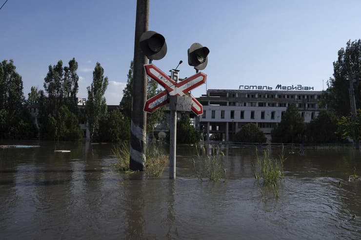 חרסון אחרי הפיצוץ ב סכר נובה קחובקה אוקראינה