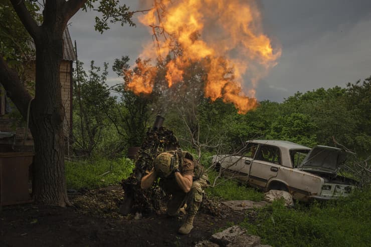 בחמוט אוקראינה רוסיה לחימה מלחמה חיילים לוחמים חייל לוחם ירי יריות ירה 