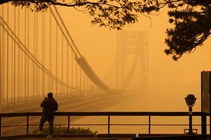 גשר ג'ורג' וושינגטון בין ניו יורק ל ניו ג'רזי ארה"ב עשן אובך בגלל שריפות ב קנדה