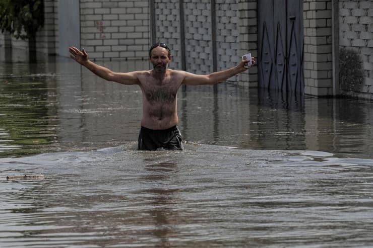 חילוץ ב חרסון הצפה הצפות אוקראינה בעקבות פיצוץ סכר נובה קחובקה