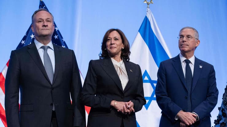 סגנית נשיא ארה"ב קמלה האריס לצד בעלה דאג אמהוף ושגריר ישראל מיכאל הרצוג, בטקס לציון 75 שנים לישראל
