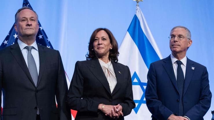 סגנית נשיא ארה"ב קמלה האריס לצד בעלה דאג אמהוף ושגריר ישראל מיכאל הרצוג, בטקס לציון 75 שנים לישראל