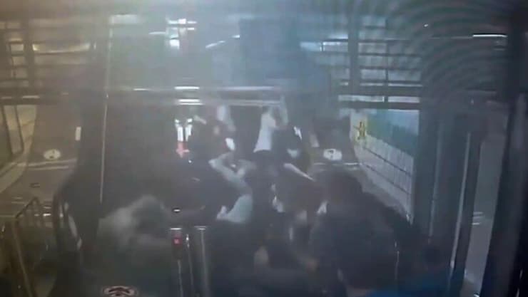 דרום קוריאה פצועים ב מדרגות נעות תחנת רכבת