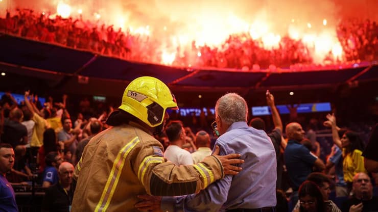 האבוקות בפתיחת הדרבי (צילום: עוז מועלם) שמעון מזרחי מביט על האבוקות