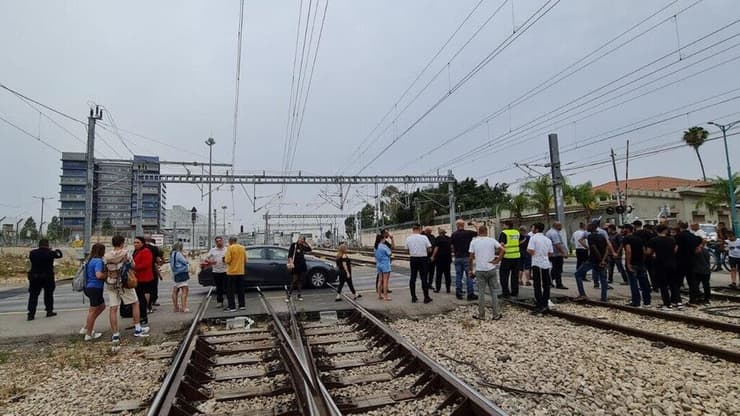 תושבי לוד חוסמים את המסילה בעיר במחאה על הרציחות במגזר