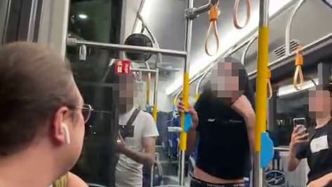 יובל מול הצעירים שתקפו אותה (צילום: יובל שייט) צעירים ירקו על חיילית קווירית באוטובוס