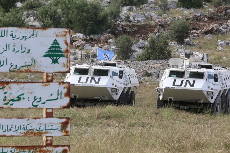 רכבים של האו"ם בגבול לבנון
