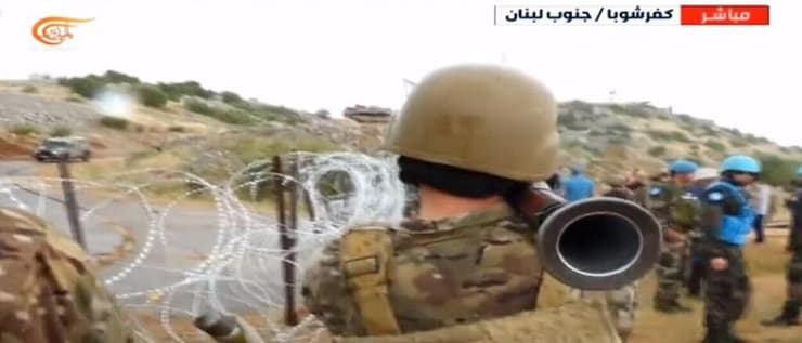 חייל לבנוני מכוון RPG לעבר טנק ישראלי