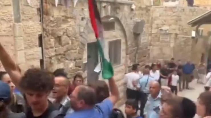 עופר כסיף בעימותים על לוחמי מג"ב לאחר שהחזיק דגל פלסטין בעיר העתיקה בירושלים