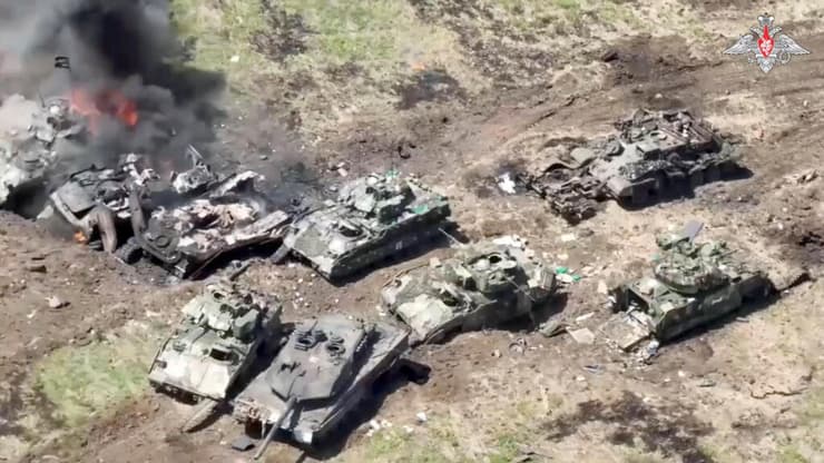 נזק ל טנק טנקים של צבא אוקראינה באזור זפוריז'יה בתיעוד שפרסם משרד ההגנה של רוסיה שטוען שהדף מתקפת-נגד מתקפה מתקפת נגד באזור 