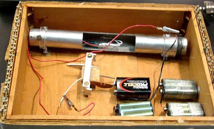 שחזור דגם של פצצה מאולתרת שהכין טד קזינסקי רוצח ה יונבומר ששלח פצצות בדואר ב ארה"ב ונתפס ב-1996 אחרי מצוד של 17 שנה