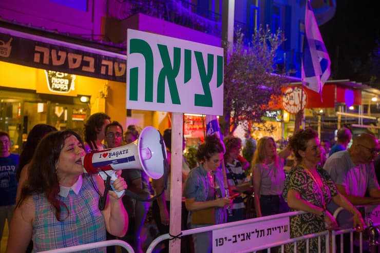 הפגנה של הדגלים השחורים בכיכר המגן בתל אביב בטקס מאה שנים לחברת החשמל בהשתתפות ישראל כ"ץ
