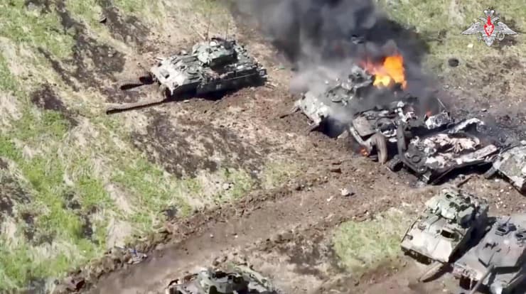 נזק ל טנק טנקים של צבא אוקראינה באזור זפוריז'יה בתיעוד שפרסם משרד ההגנה של רוסיה שטוען שהדף מתקפת-נגד מתקפה מתקפת נגד באזור 