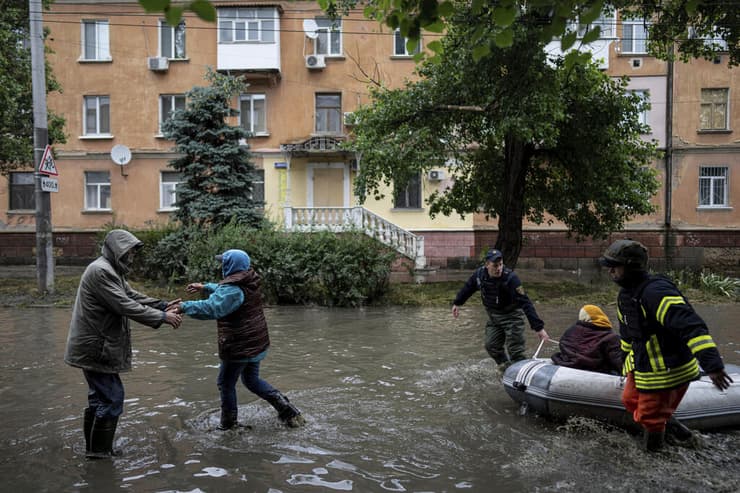 אוקראינה תושבים שנפגעו מירי רוסי במהלך פינוי ממוקדי ההצפות במחוז חרסון מגיעים לבירת המחוז 