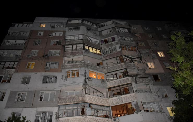 נזק לבניין מגורים ב אודסה בעקבות מתקפת מל"טים של רוסיה 