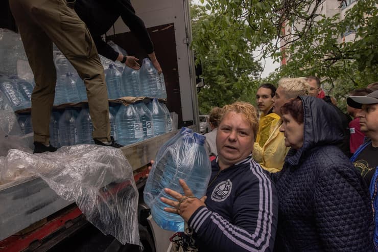 אוקראינה העיר חרסון תושבים מקבלים סיוע הומניטרי אחרי הפיצוץ ב סכר 