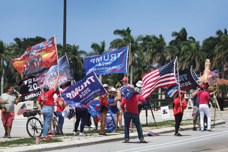 תומכי טראמפ מחות לאחוזתו בפלורידה
