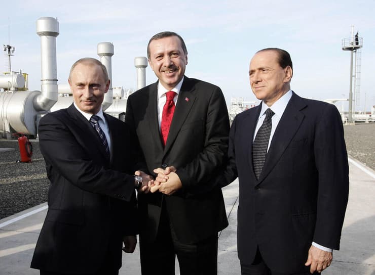 סילביו ברלוסקוני עם נשיא רוסיה ולדימיר פוטין ונשיא טורקיה רג'פ טאיפ ארדואן, ב-2005