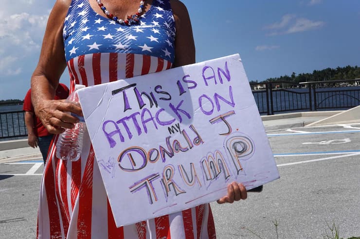 תומכי טראמפ מחות לאחוזתו בפלורידה