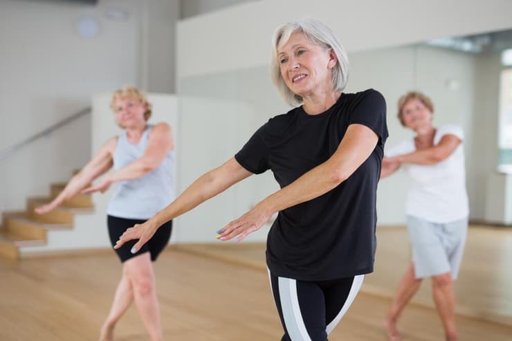 ה גיל ה שלישי 60 ספורט אישה מבוגרת פעילות גופנית התעמלות תנועה