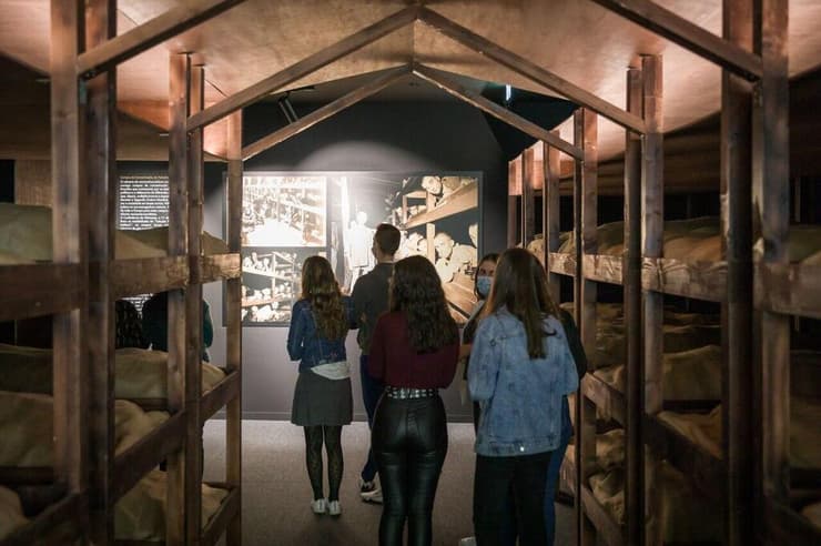מסיירים במוזיאון השואה בפורטו