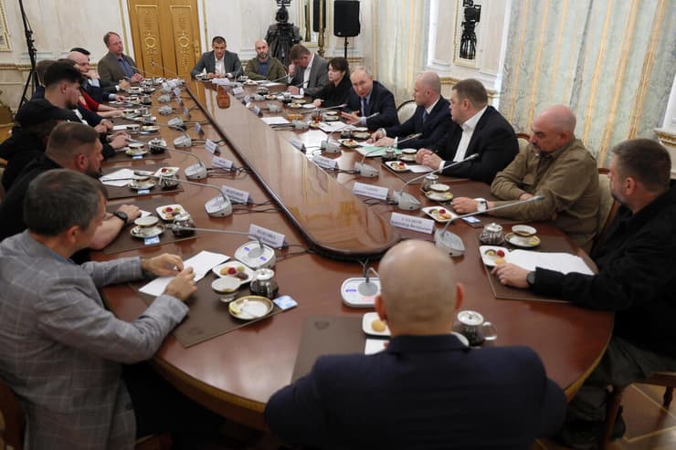 נשיא רוסיה ולדימיר פוטין במפגש עם כתבים צבאיים רוסים ו בלוגרים צבאיים בקרמלין מדבר על מלחמה ב אוקראינה